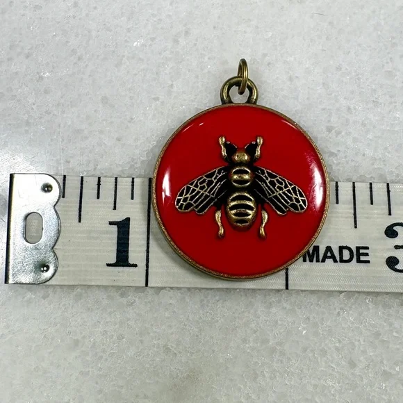 Gucci Red Bee Medallion - Picture 3 of 3